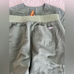 The Figs scrub set - Moss green Small top, medium joggers/pants